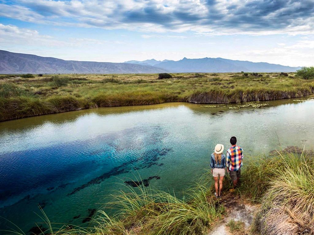 Detalle de las aguas cristalinas de Poza Azul y sus estromatolitos
